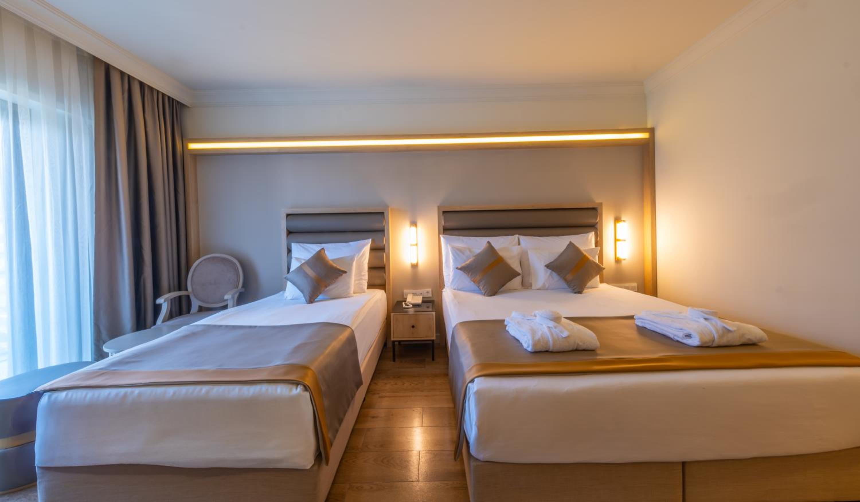 Standard, Double Bed, Lateral Side Sea View