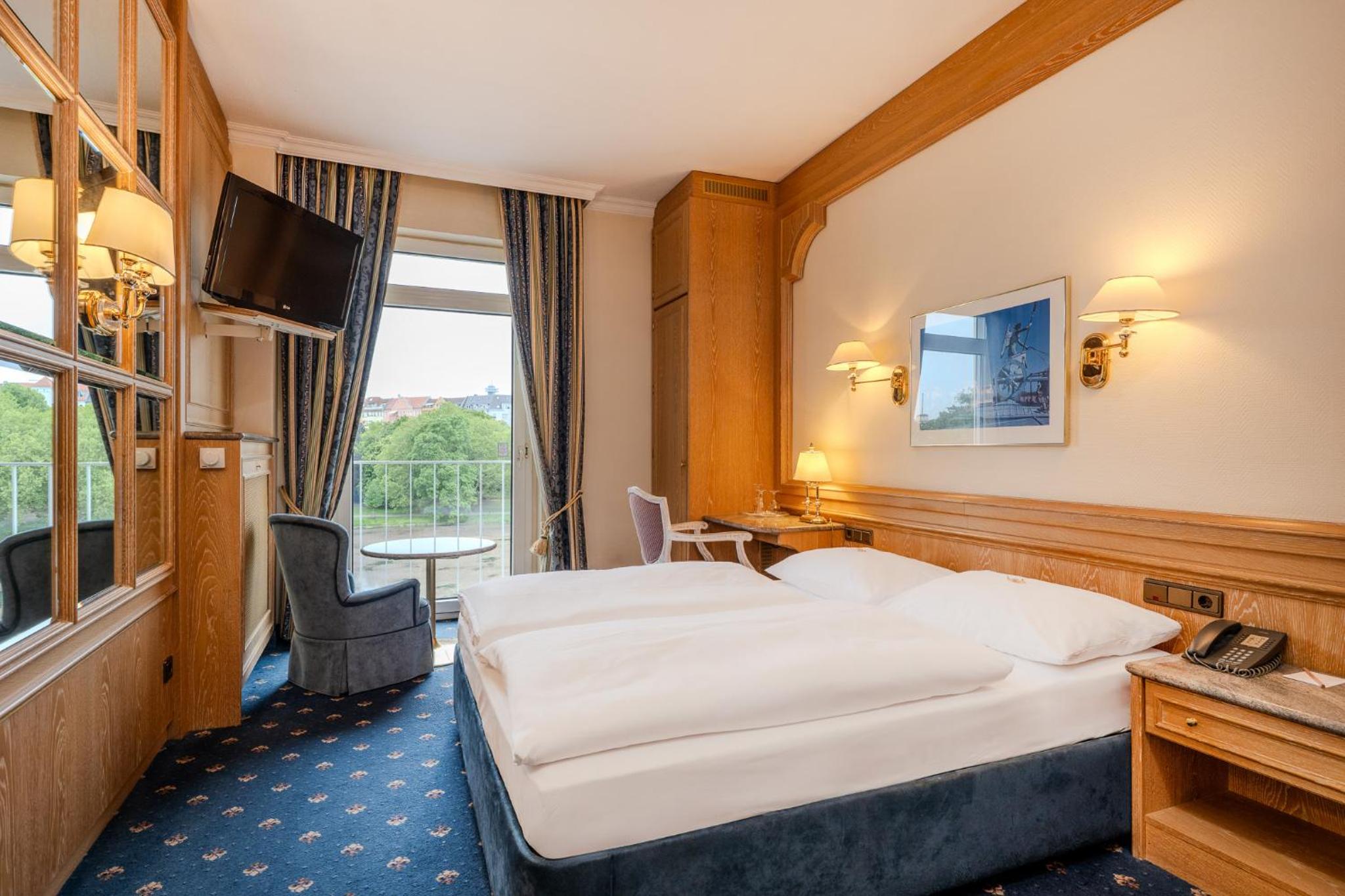 Standard, Queen Bed, Lake View