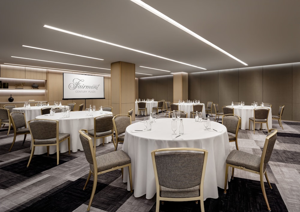 Fairmont Century Plaza Gold Experience 68/73