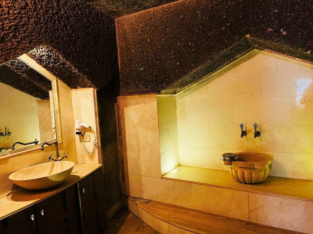 CAVE, SULTAN, SUITE