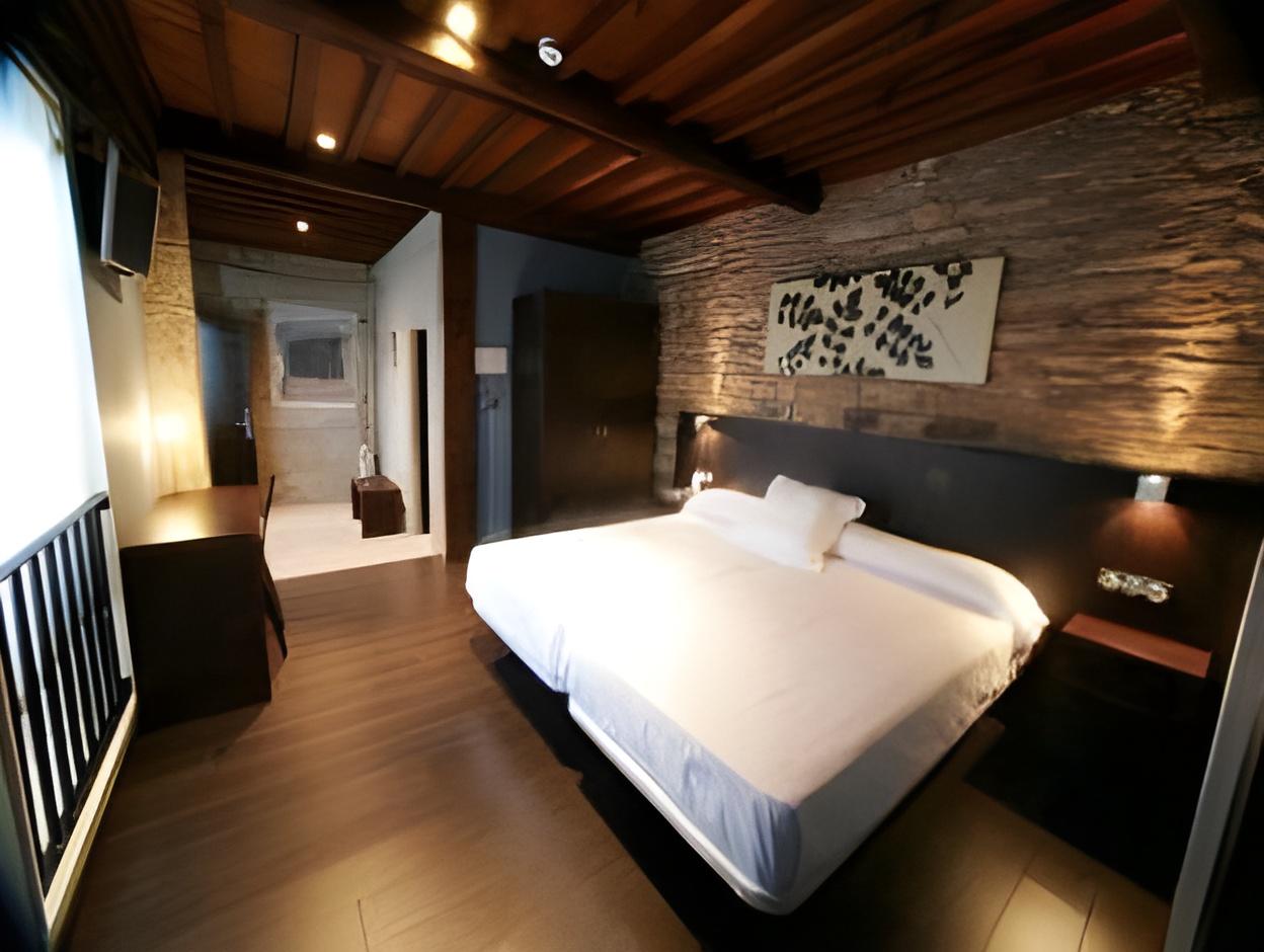ROOM, DOUBLE OR TWIN BED