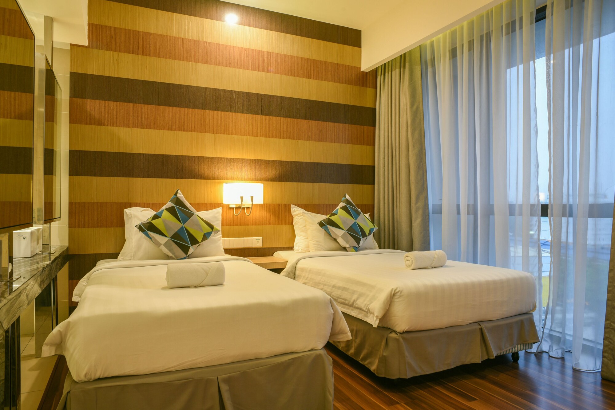 SUPERIOR, TWIN BEDS, BATHTUB