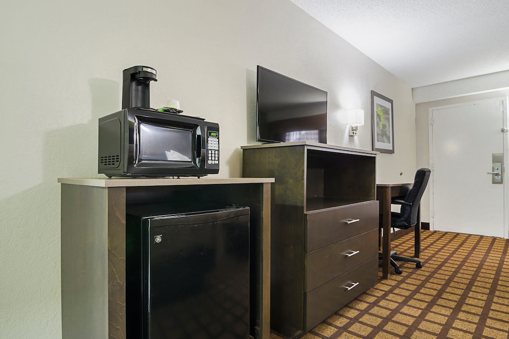 Quality Inn Raeford, NC 28/31