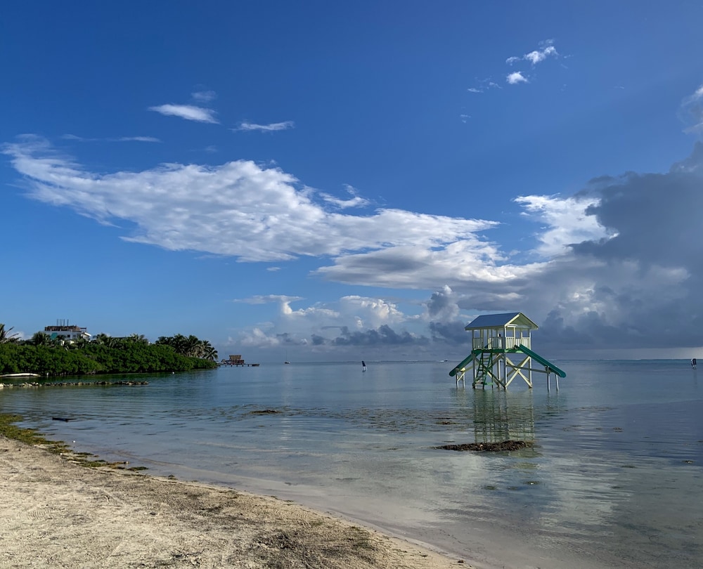 Aquavista Beachfront Suites 22/29