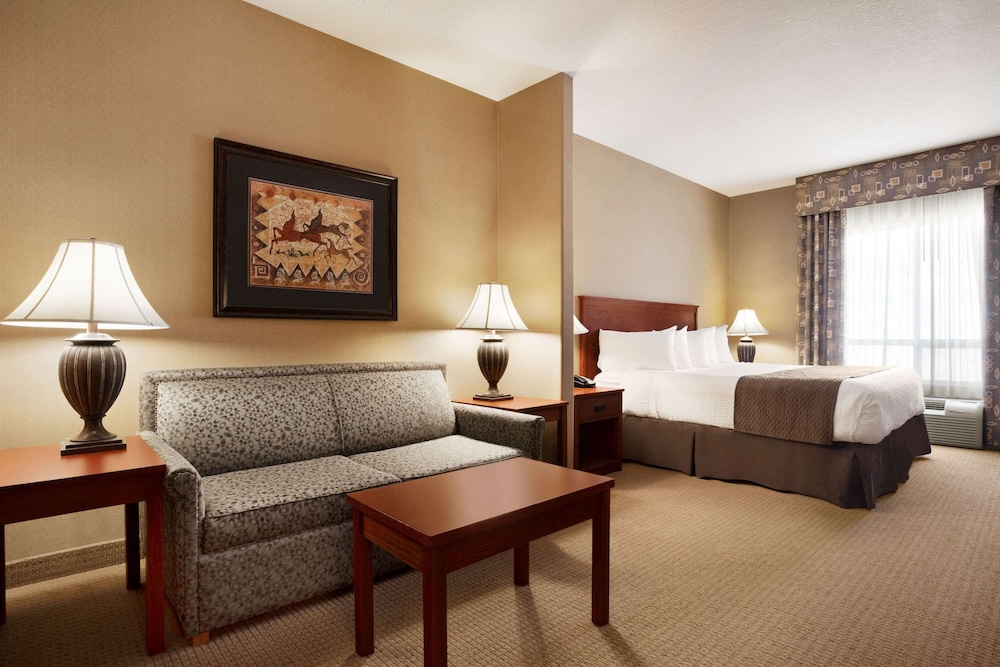 Days Inn & Suites By Wyndham Strathmore 21/29