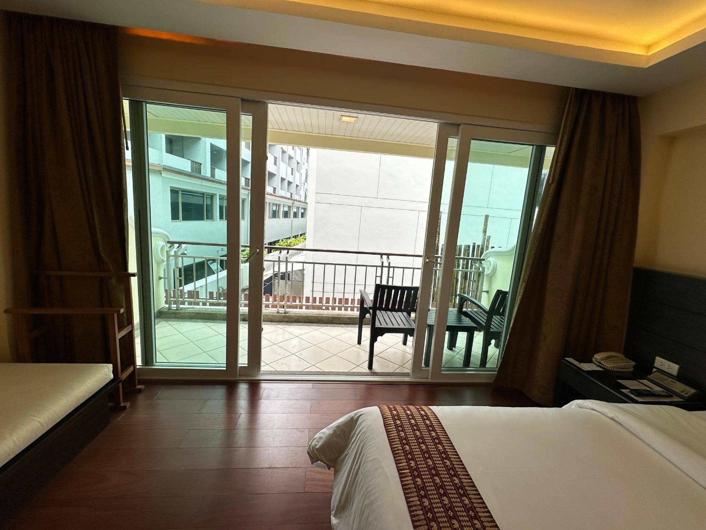 DELUXE BUILDING VIEW TWIN