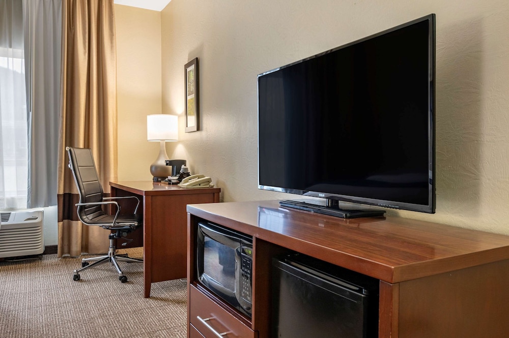 Comfort Inn & Suites Northern Kentucky 40/48