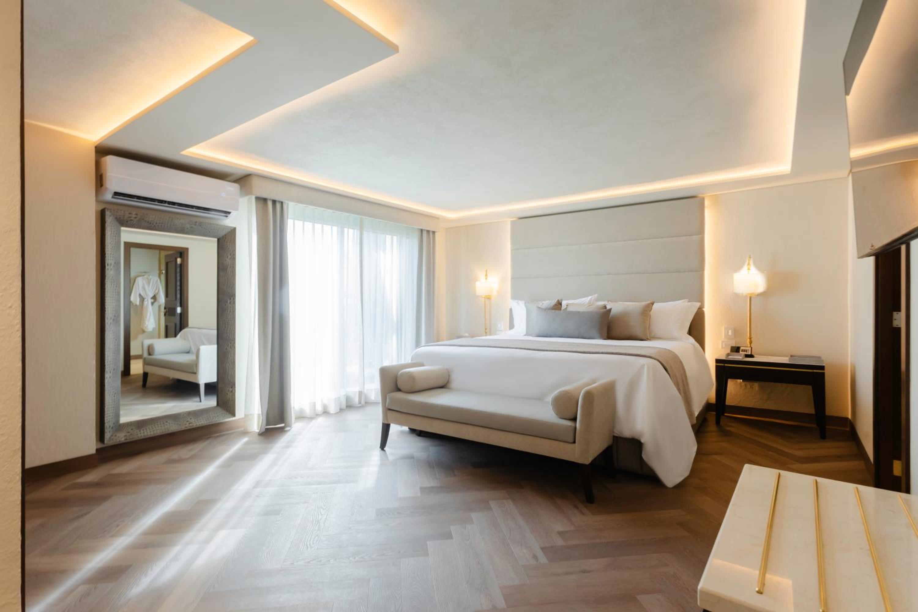 Governor, Suite, King Bed