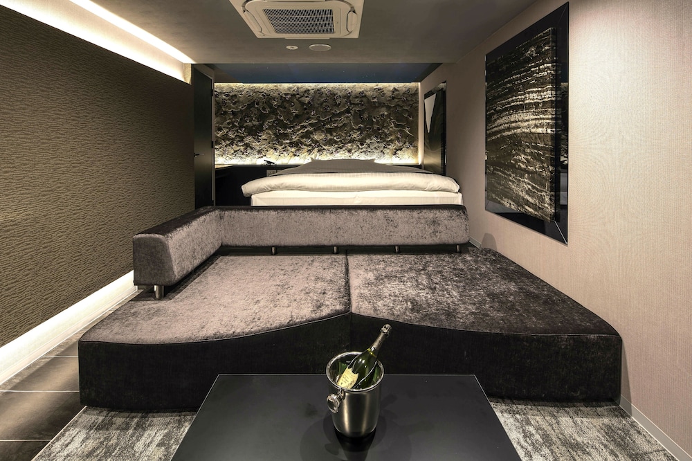 Hotel The Grandee 24/48