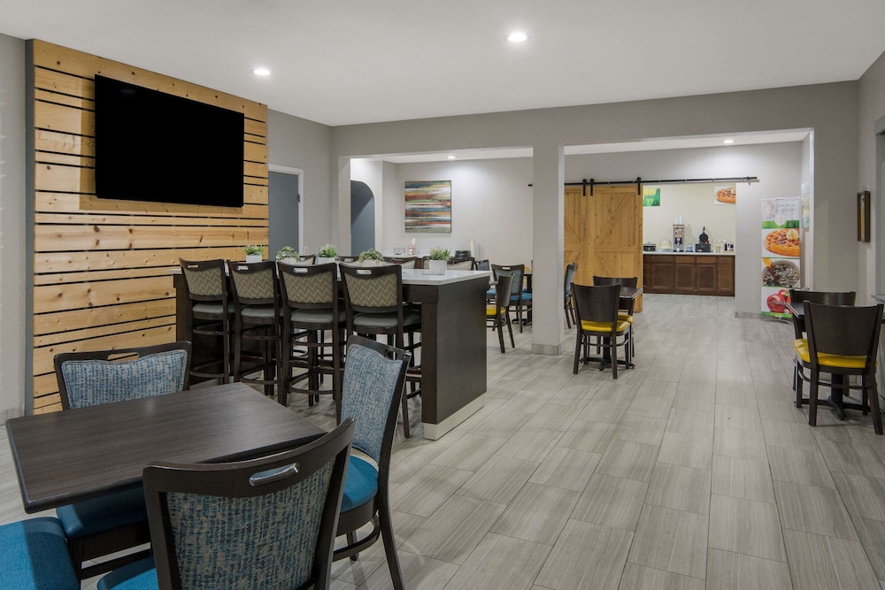 Quality Inn and Suites Roanoke Fort Worth North TX 32/46