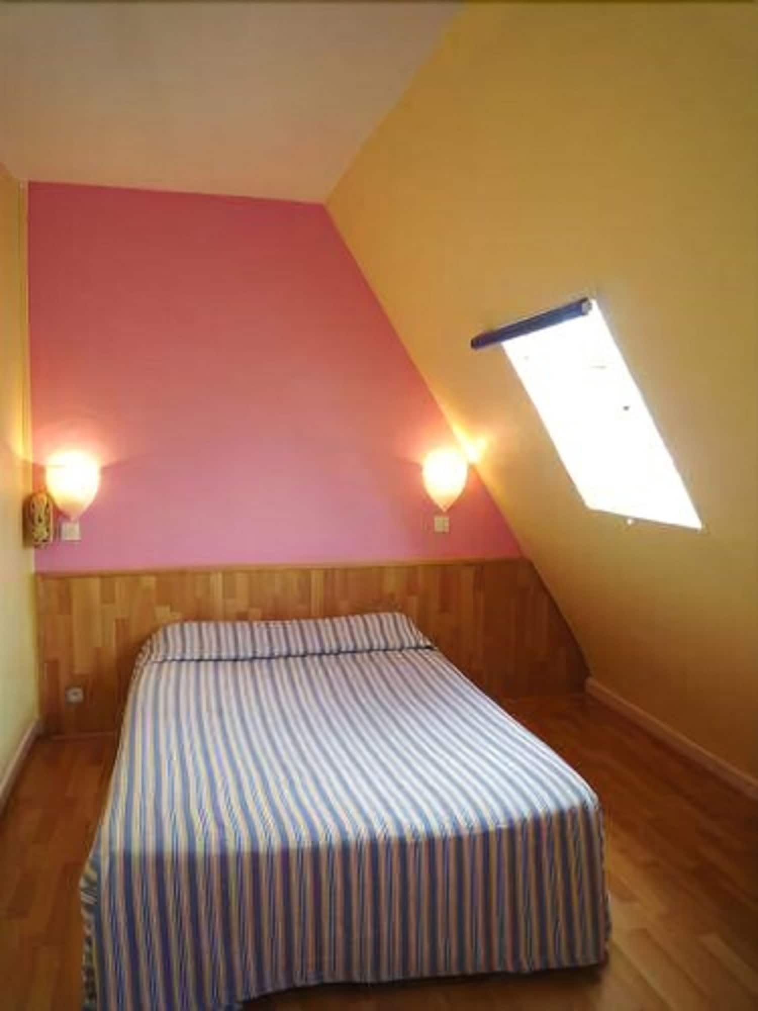 ROOM, DOUBLE BED