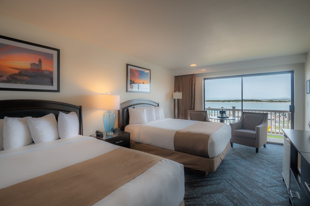 East, Standard, 2 Queen Beds