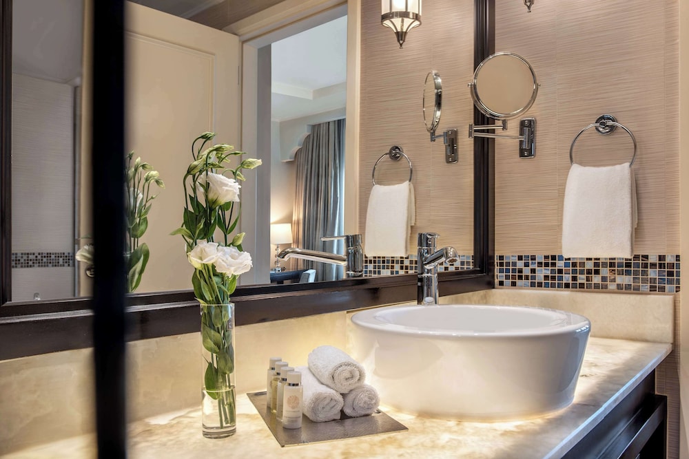 غرفة بريميير بسرير كينج، NH Collection Dubai Ibn Battuta 7/9