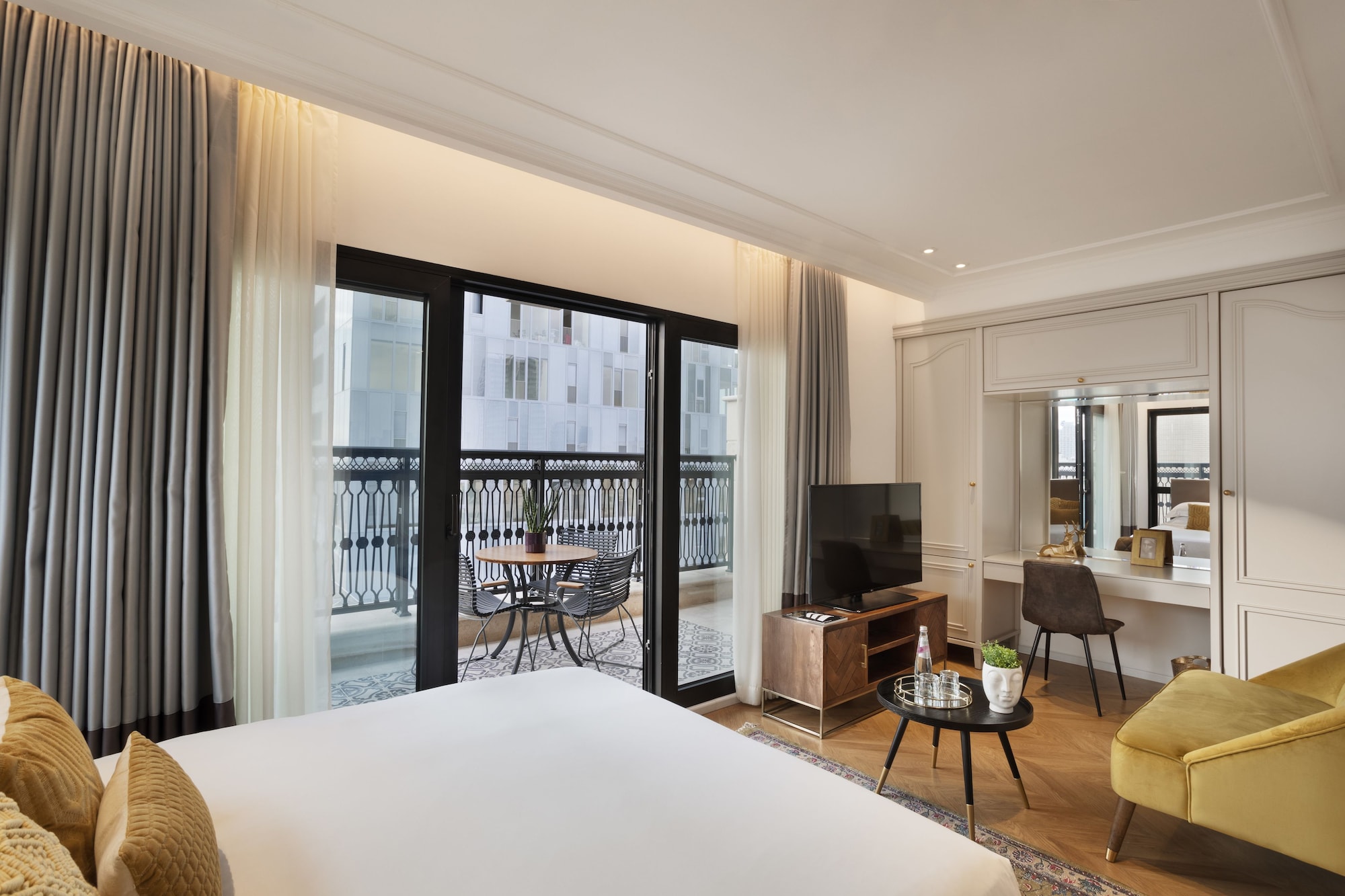 DELUXE, SOFA, BALCONY