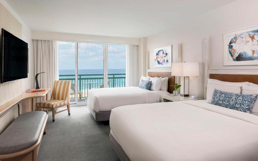جناح عائلي بسريرين كينج وسريرين كوين بـ3 غرف نوم مع أريكة، The Singer Oceanfront Resort, Curio Collection by Hilton 2/3