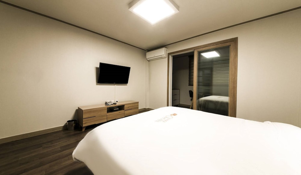 Orange Hotel 14/22