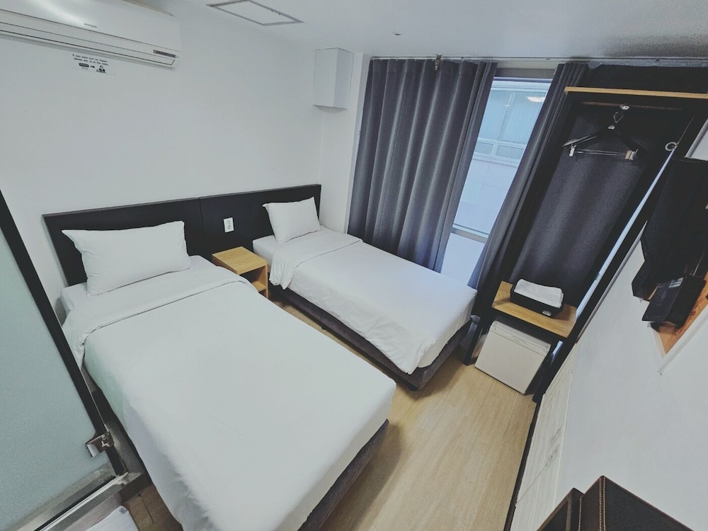Ekonomy Hotel Myeongdong Premier 19/48