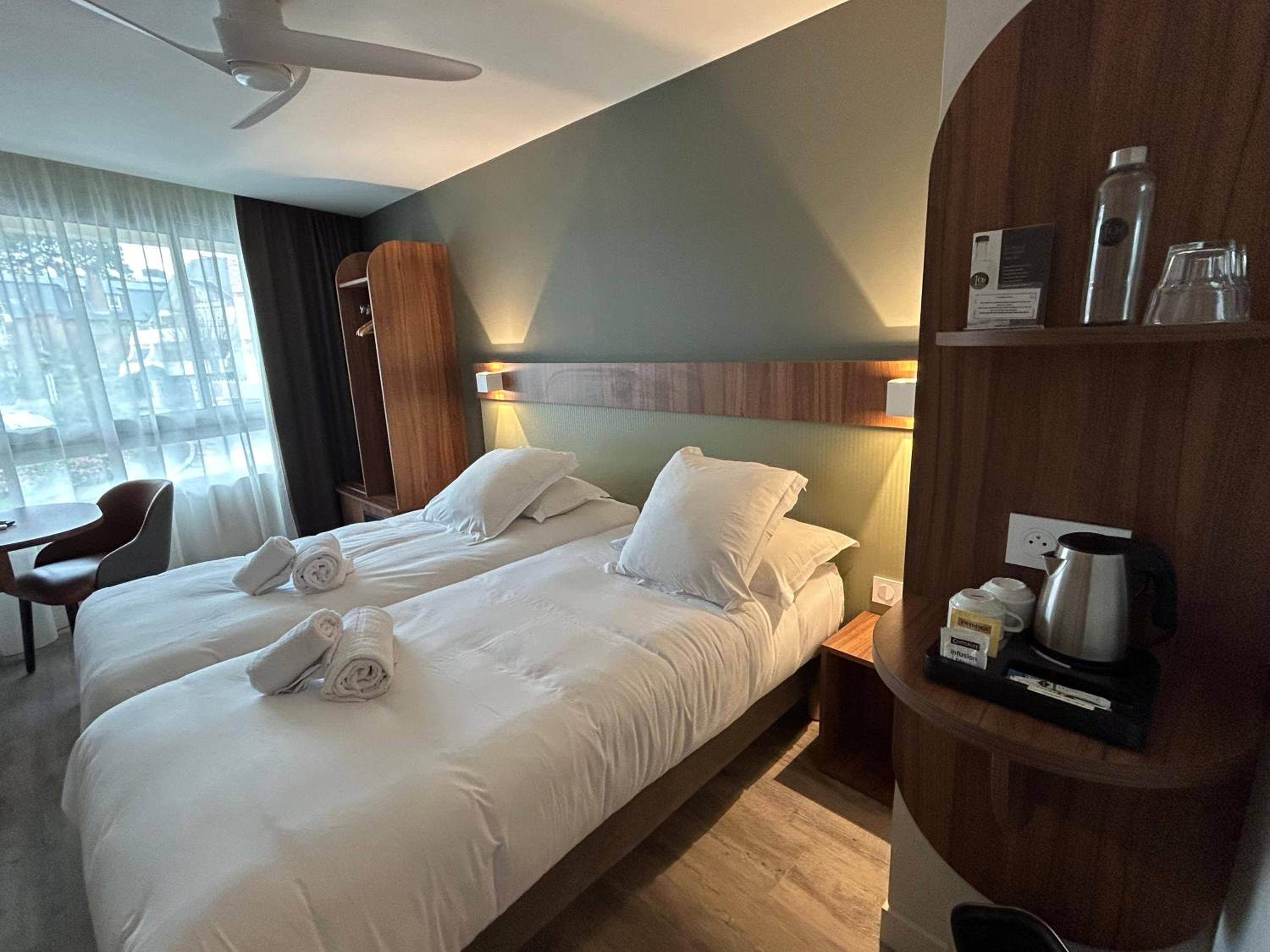 Standard, Queen Bed, Street View