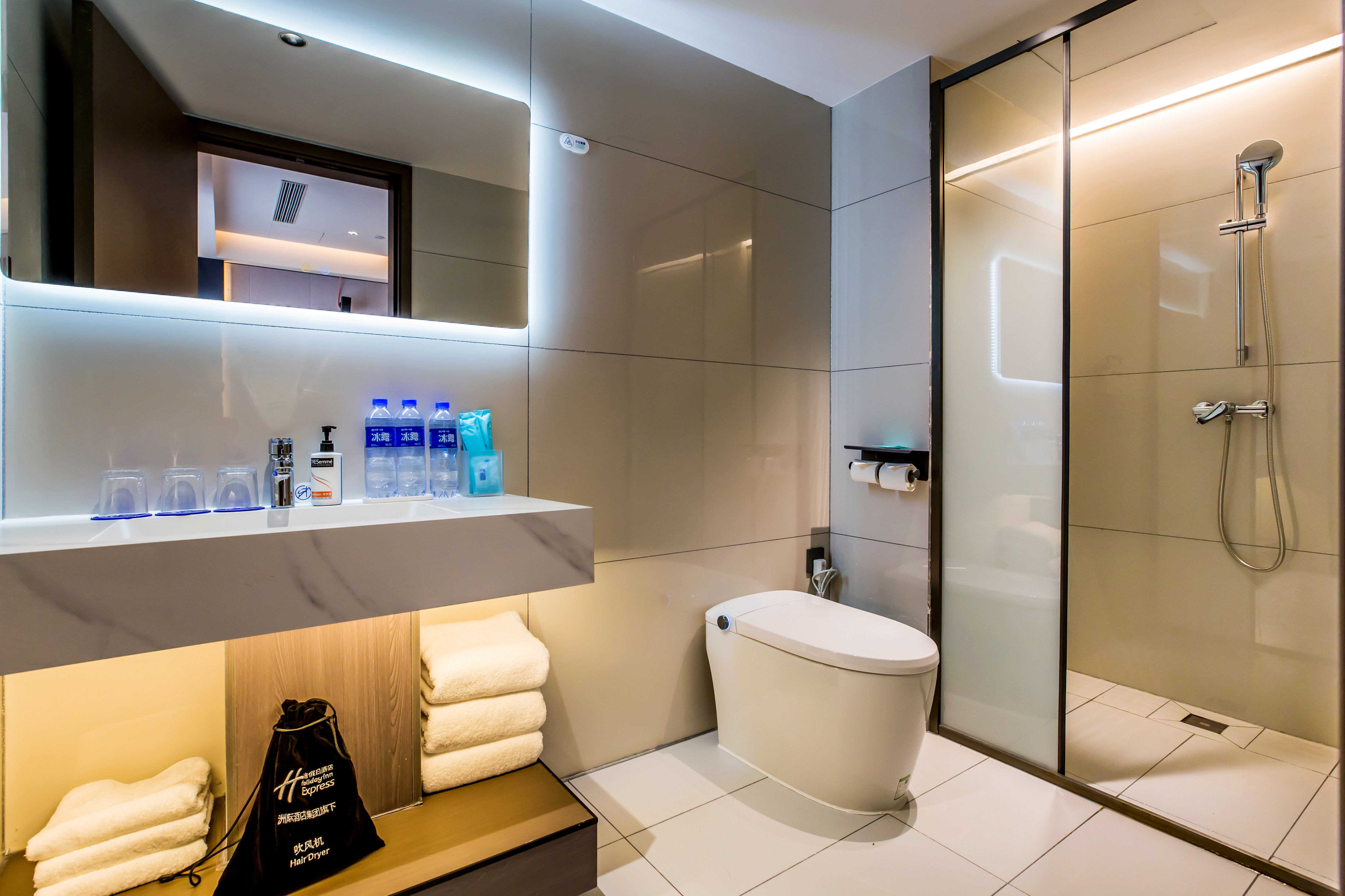 HOLIDAY INN EXPRESS CHENGDE DOWNTOWN 84/86