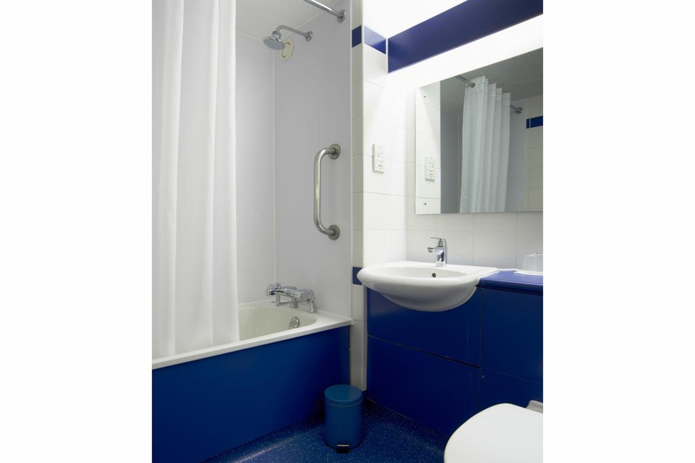 Travelodge Bicester Cherwell Valley M40 26/26