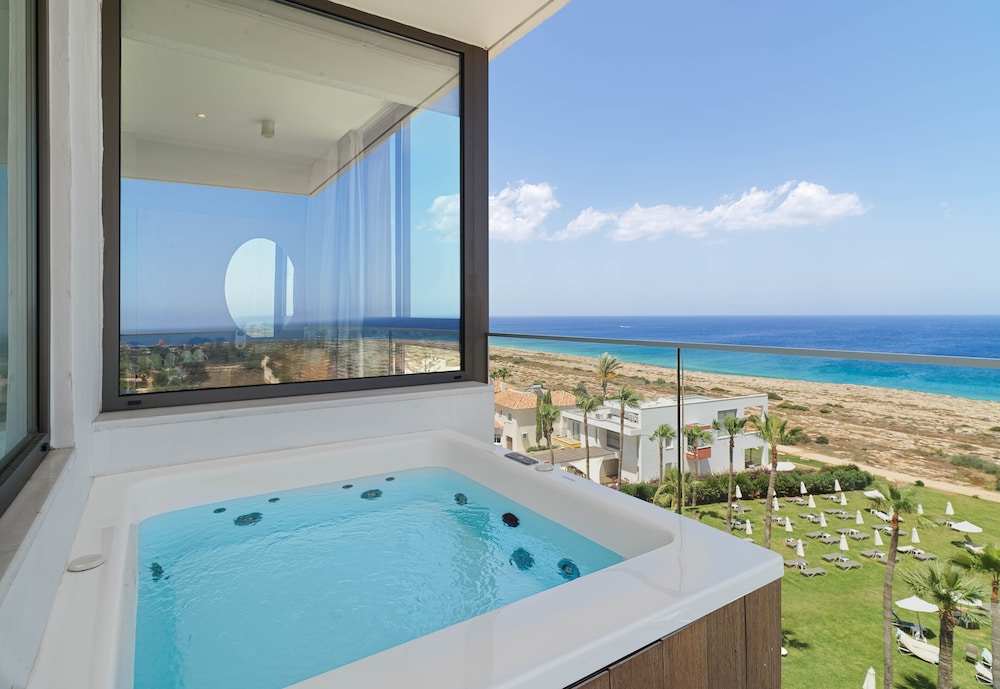 Leonardo Crystal Cove Hotel Spa By the Sea 40/64
