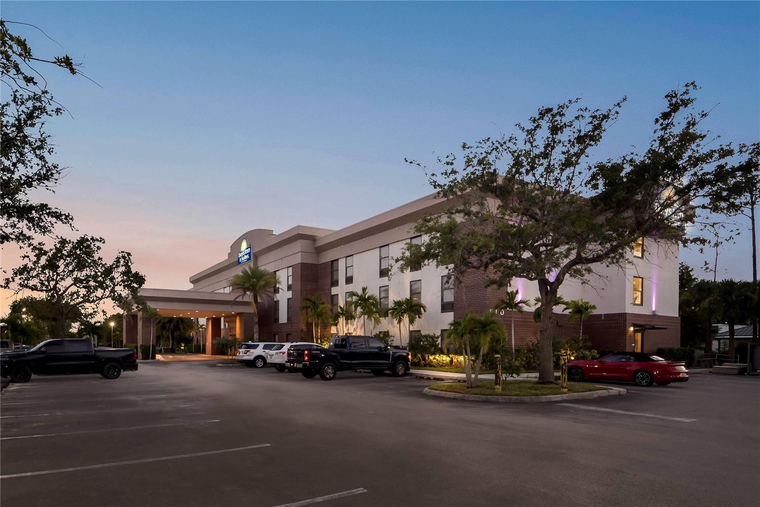 Days Inn Suites By Wyndham Fort Myers Near Jetblue Park 39/43
