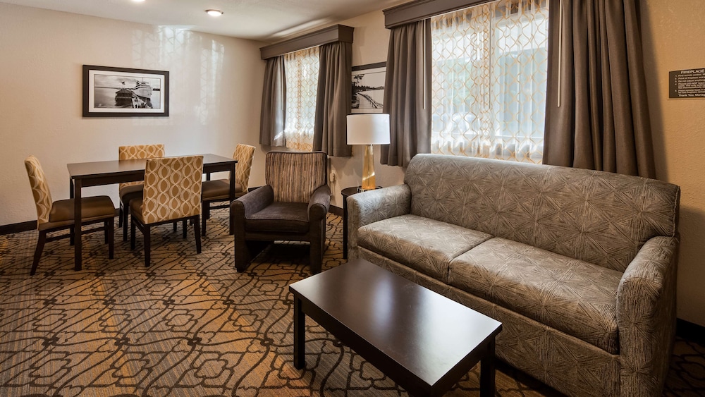 Best Western Of Harbor Springs 25/35