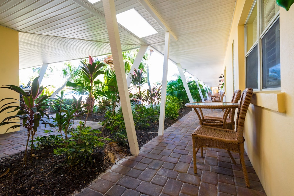 Tropical Beach Resorts 39/79