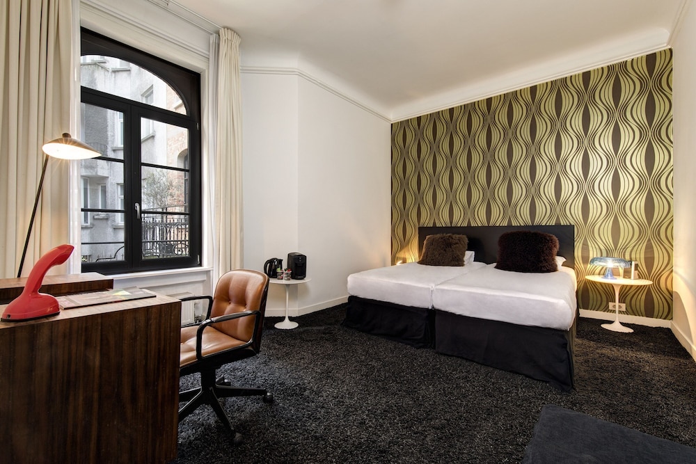 Vintage Hotel 12/50