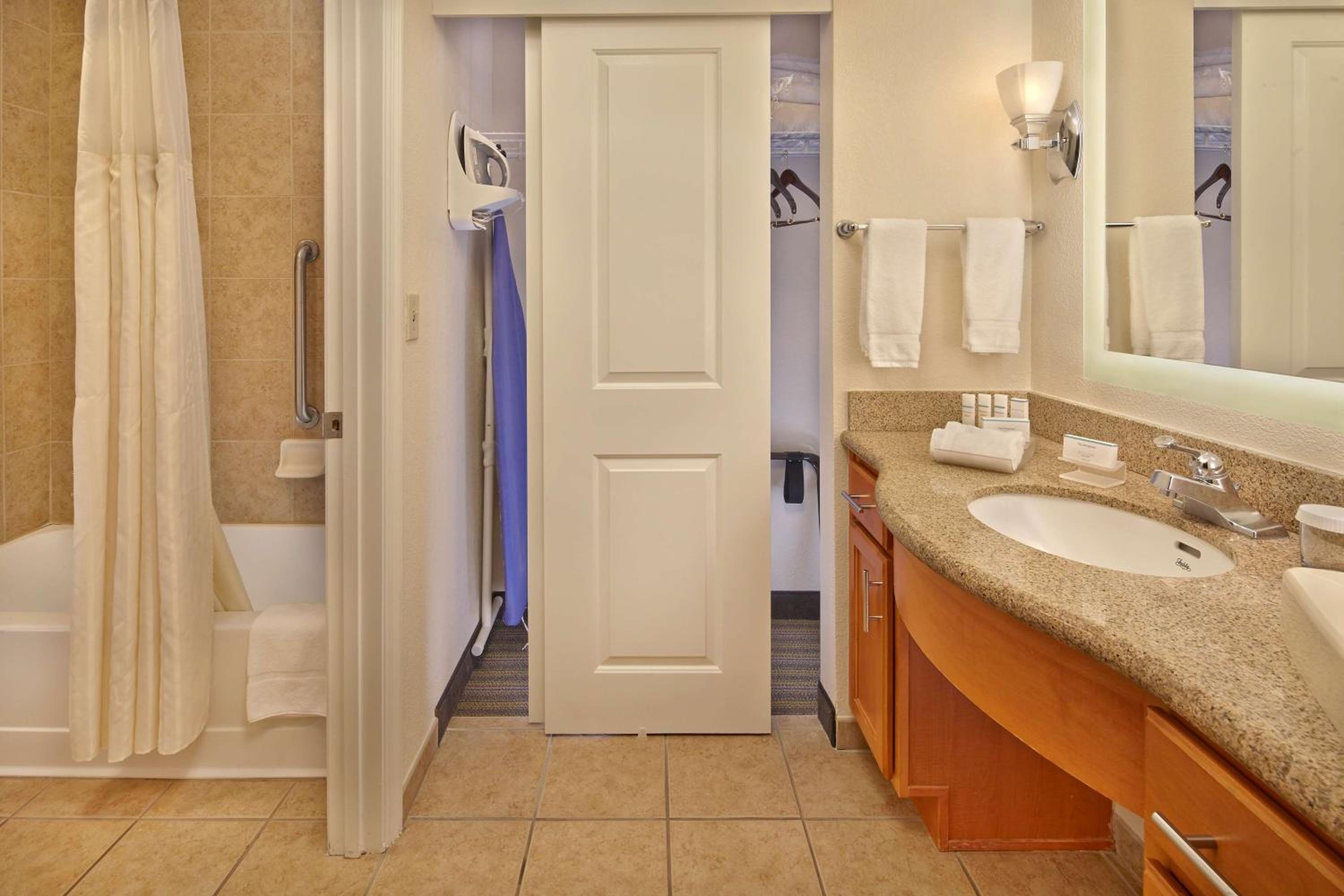 جناح بسرير كينج بغرفة نوم واحدة مع أريكة، Homewood Suites By Hilton Daytona Beach Speedway-Airport 3/6
