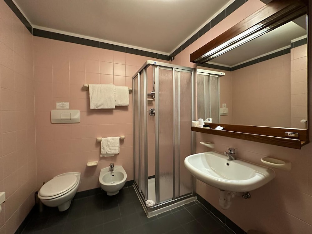 Serena Hotel 50/50
