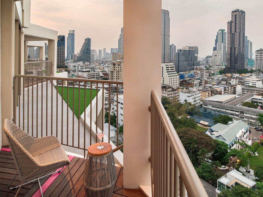 Mercure Bangkok Surawong 61/64