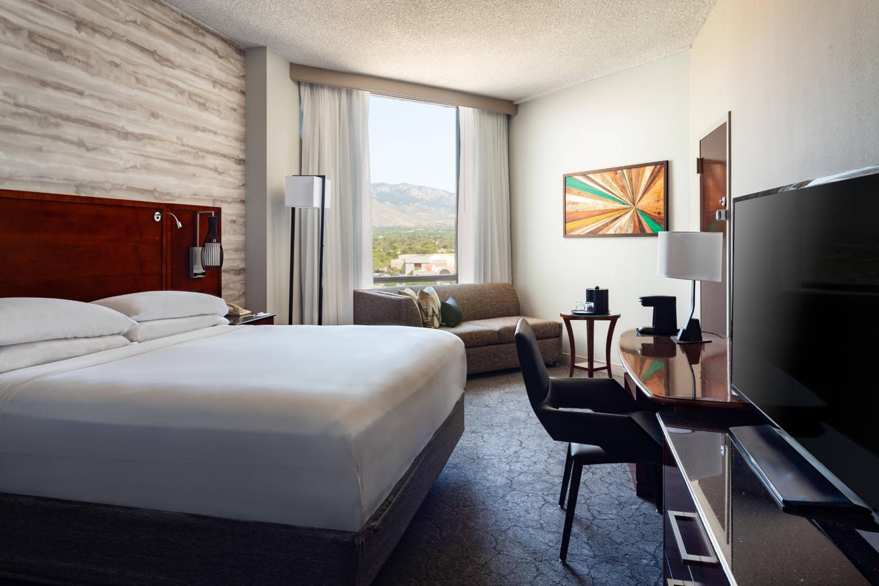 Room, King Bed, Bathtub, Concierge Level, Accessible