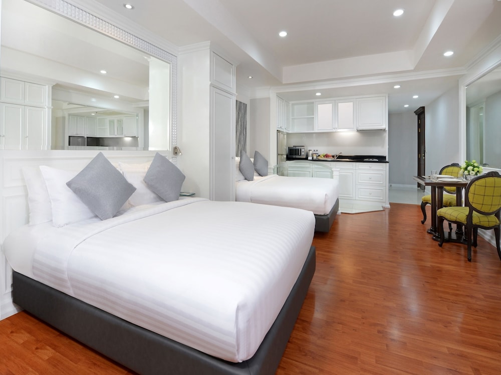 Centre Point Plus Hotel Silom 28/76