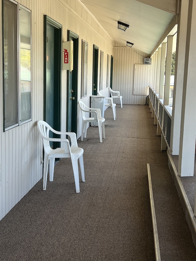 Silver Spur Motel 26/36