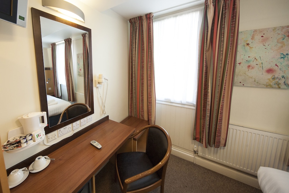 Maiden Oval Hotel 26/28