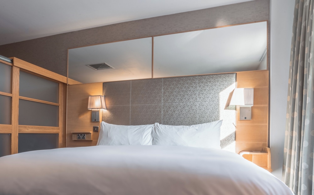 1 BEDROOM, SUITE, KITCHENETTE