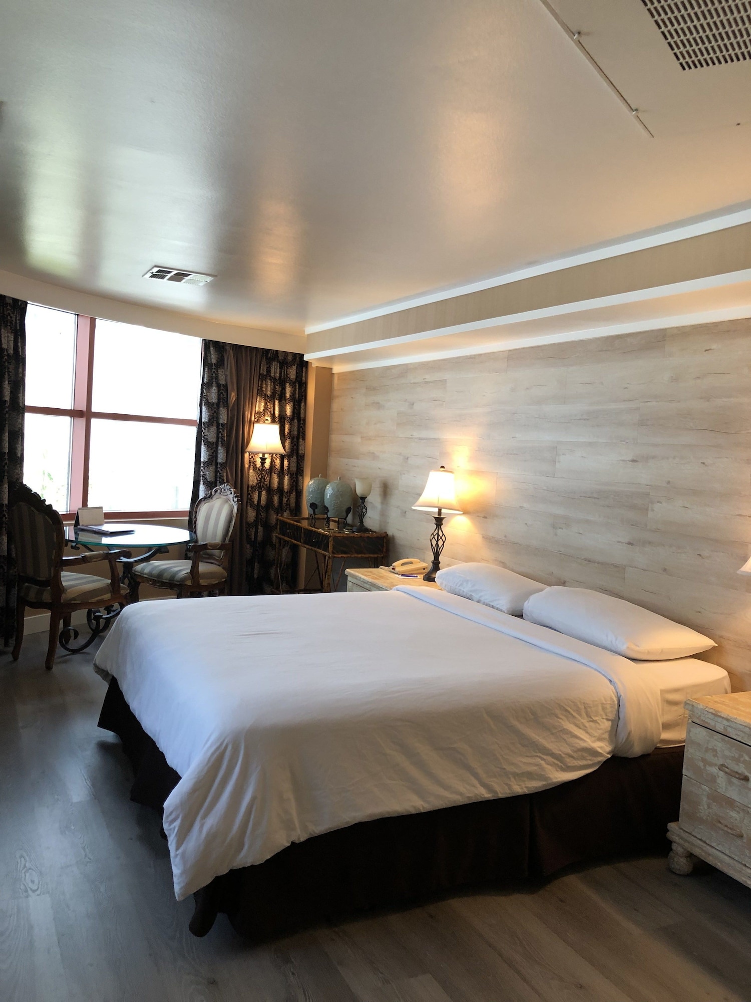 DELUXE, KING BED