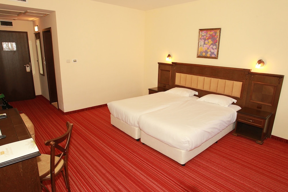 ROOM, DOUBLE BED