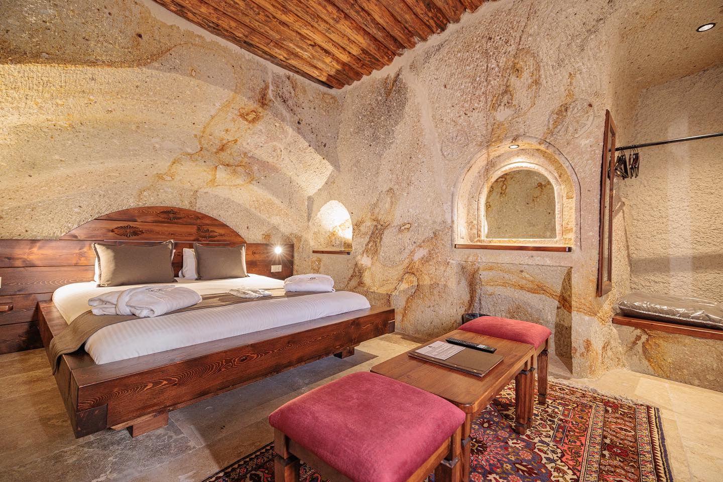 Cave, Suite, King Bed