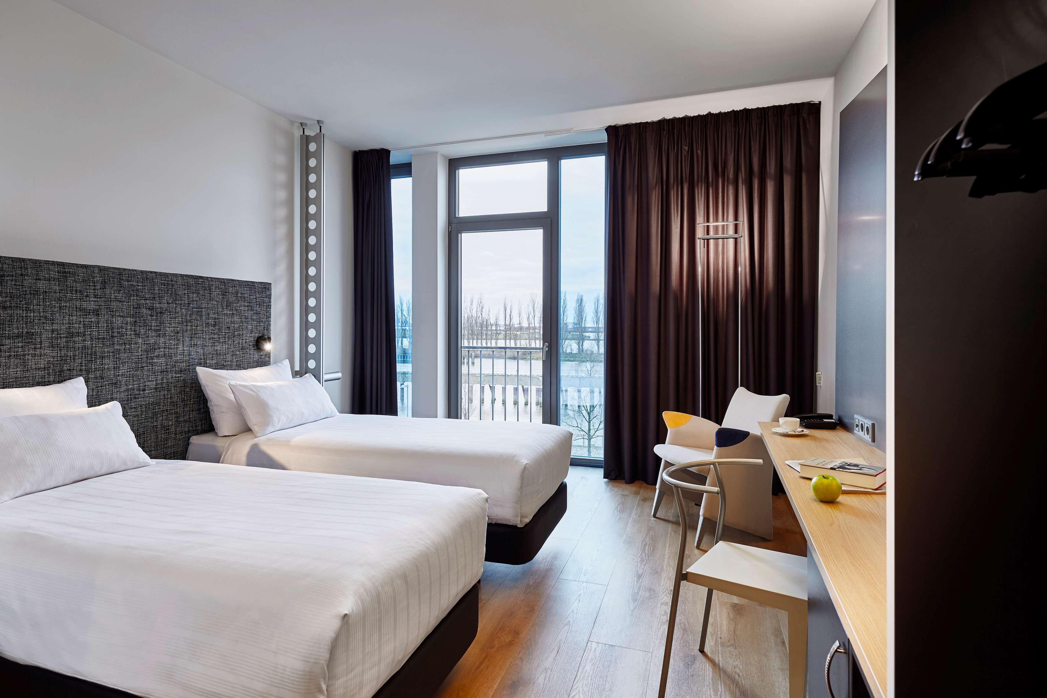 Room, Double Bed, River View, Innside By Melia Bremen 7/10