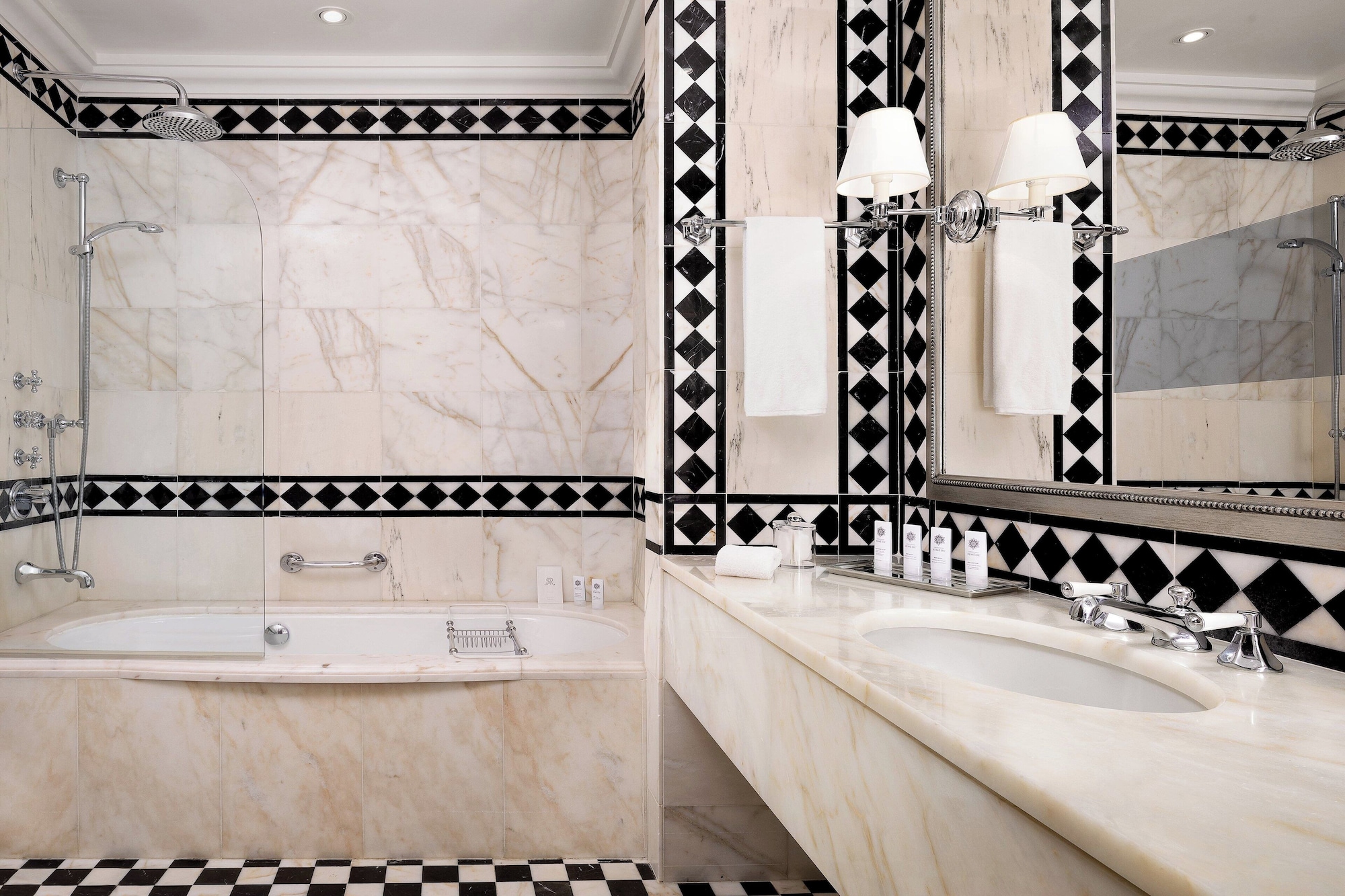 جناح ملكي بسرير كينج بإطلالة على النهر بشرفة، The St Regis Florence 5/7