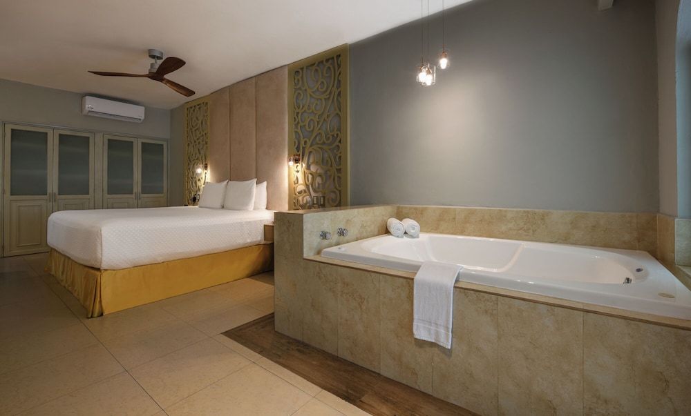 Premier Beachfront Swim Up Junior Suite