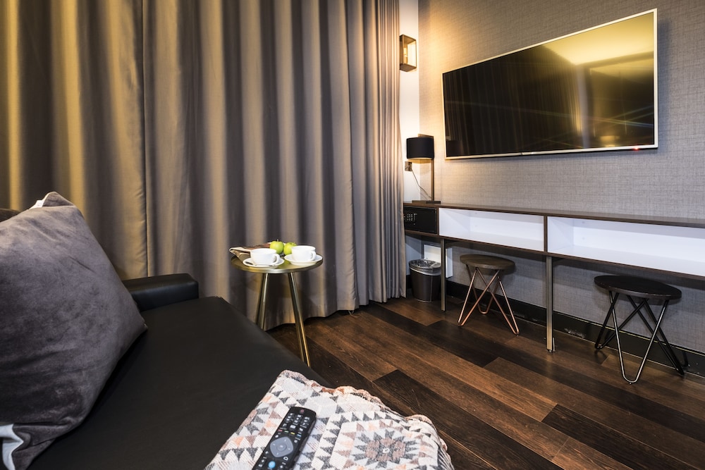 Camden Enterprise Hotel 35/50
