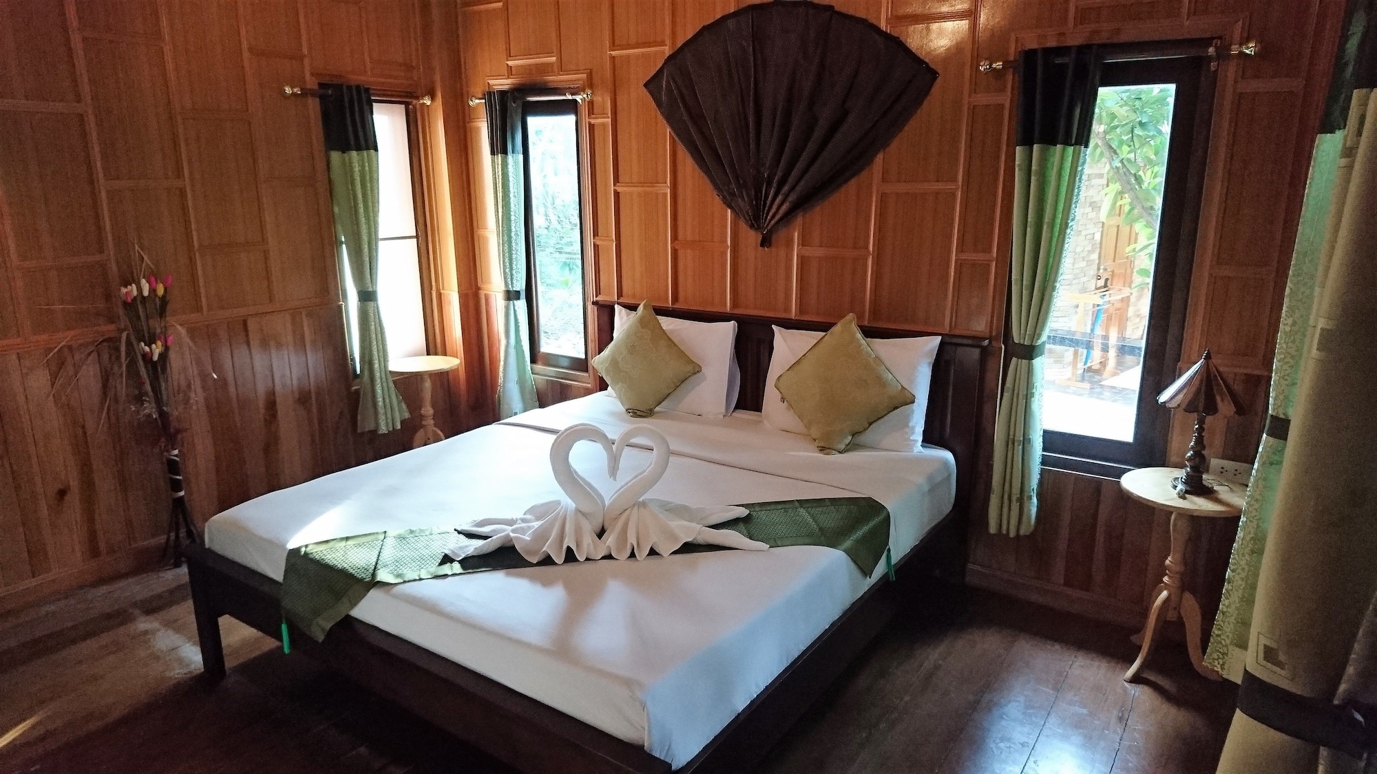 DELUXE, KING BED, GARDEN VIEW