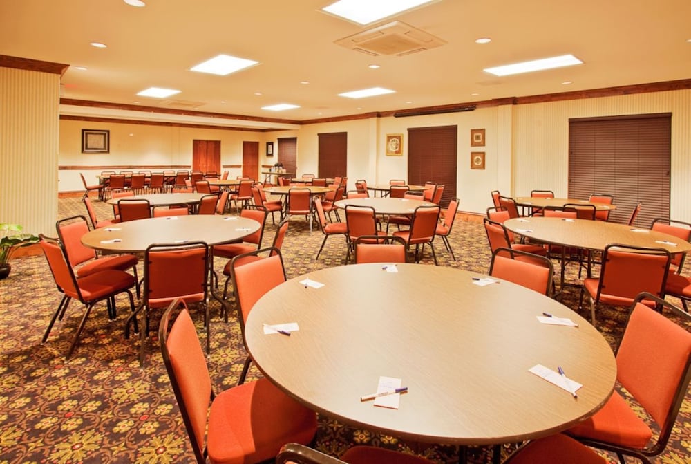 Holiday Inn Express and Suites Lucedale Hotel 60/76