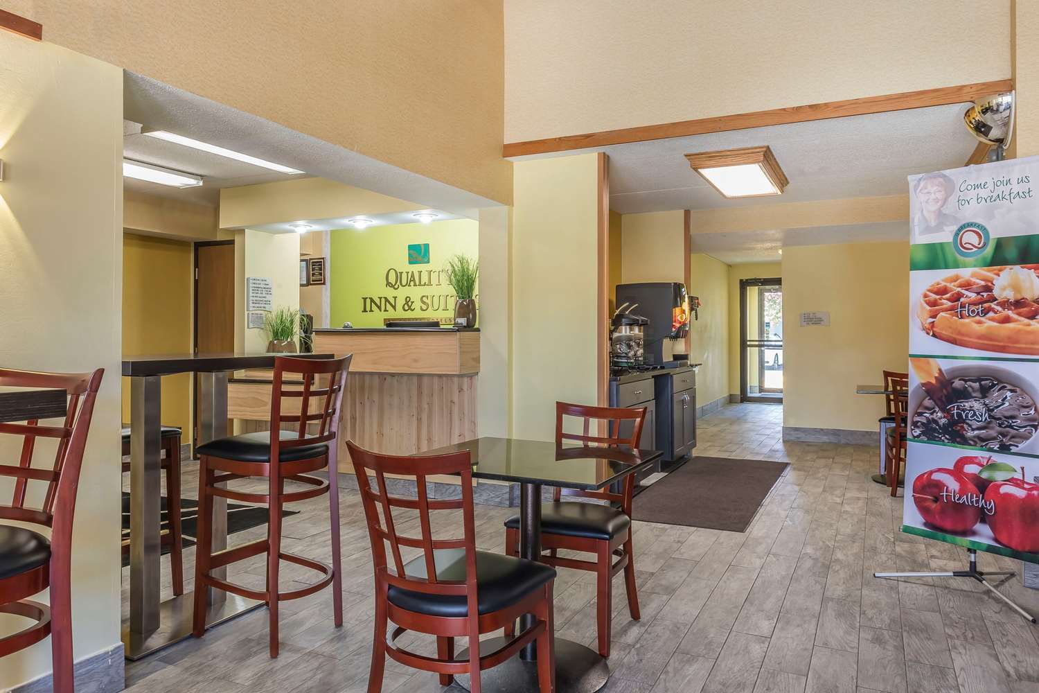 Quality Inn & Suites Pittsburgh Harmarville 8/17