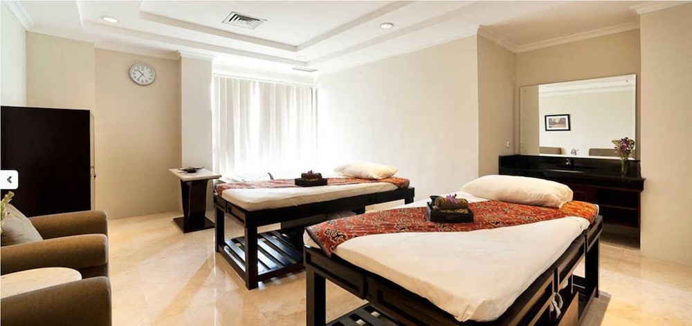 Royal Kuningan Hotel 13/60
