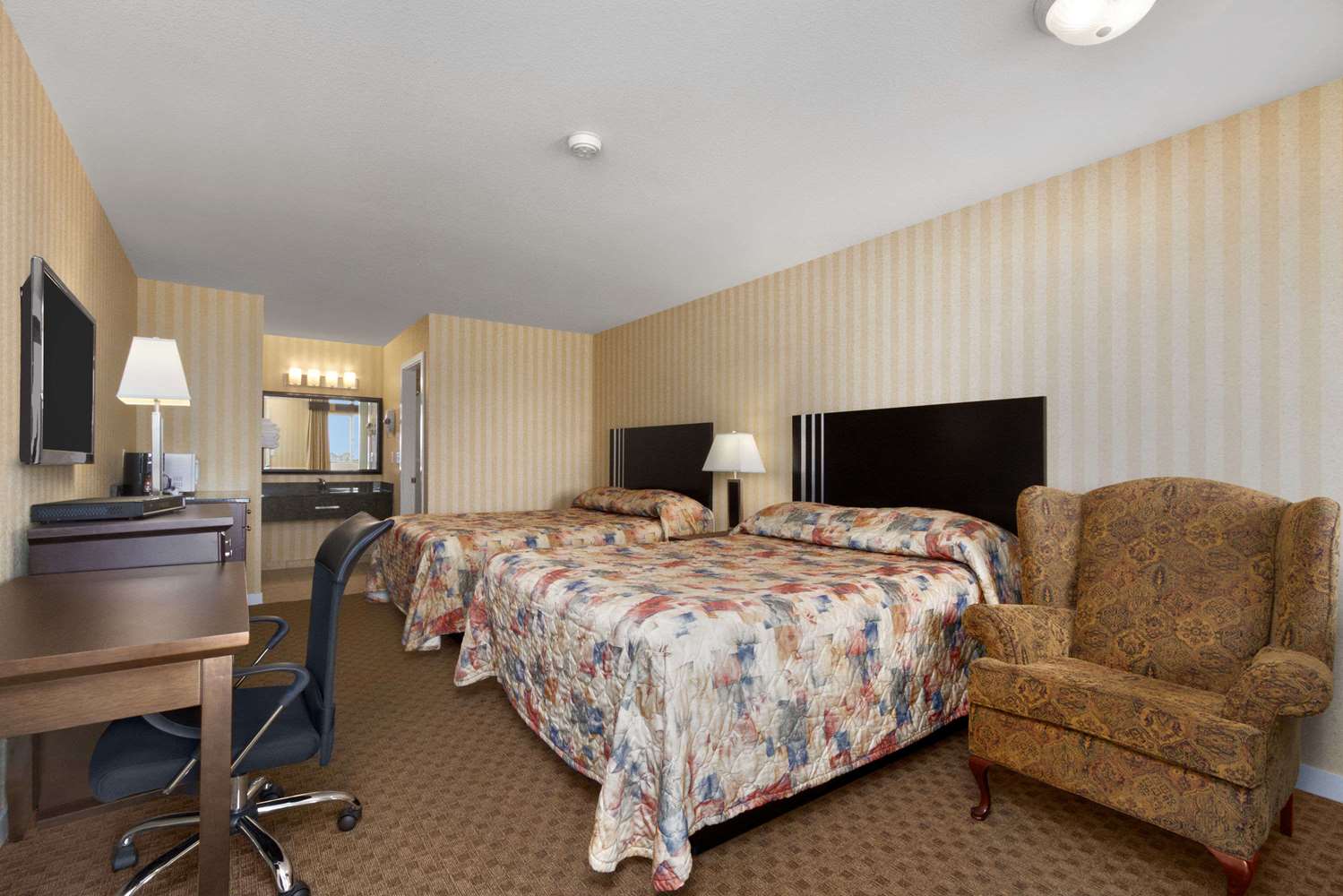 Travelodge By Wyndham Kamloops Mountview 52/69