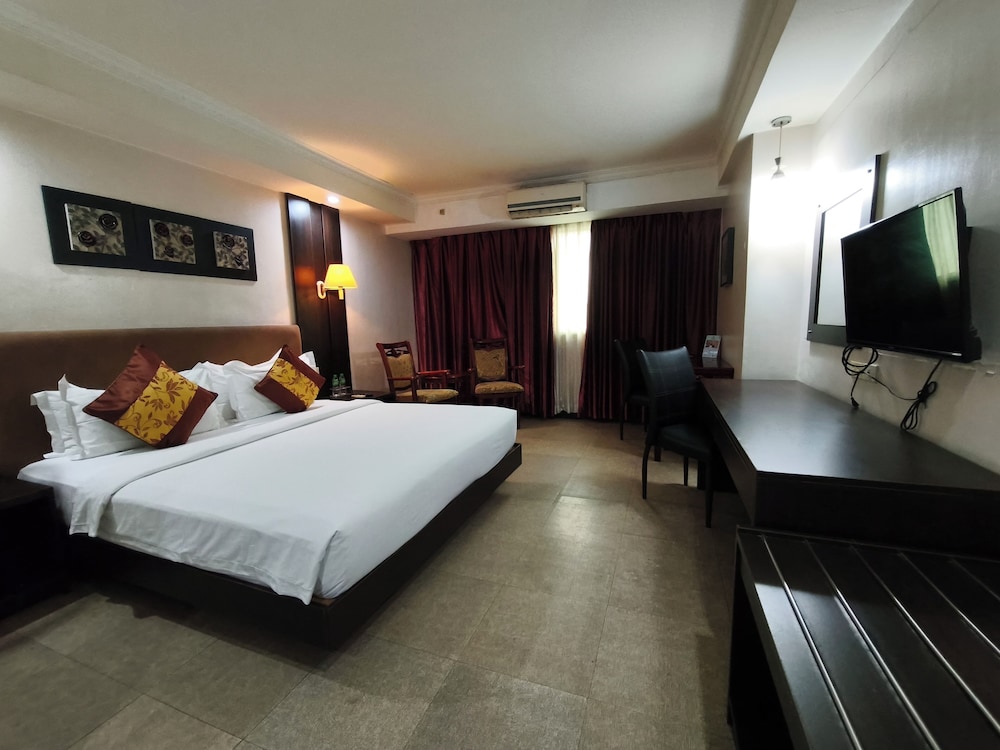 Lido De Paris Hotel 11/41